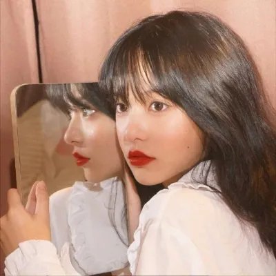 穿黄睡衣的女孩 海报